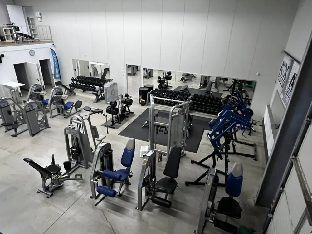 Kraftgeräte und Trainingsstationen von der Galerie aus gesehen.