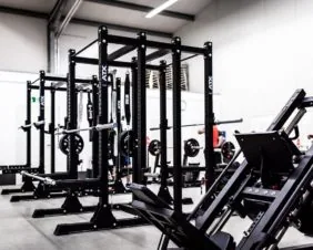 Trainingsbereich in Halle 1 des Performance Gym Rheinbach.