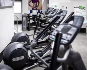 Trainingsbereich in Halle 1 des Performance Gym Rheinbach.