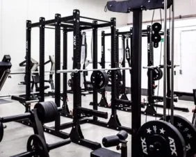 Trainingsbereich in Halle 1 des Performance Gym Rheinbach.