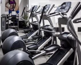Trainingsbereich in Halle 2 des Performance Gym Rheinbach.